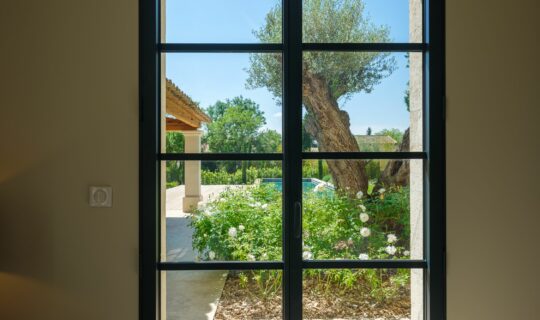 realisation-lef-saint-remy-de-provence-porte-fenetre-alu-interieur-1-1490x1180